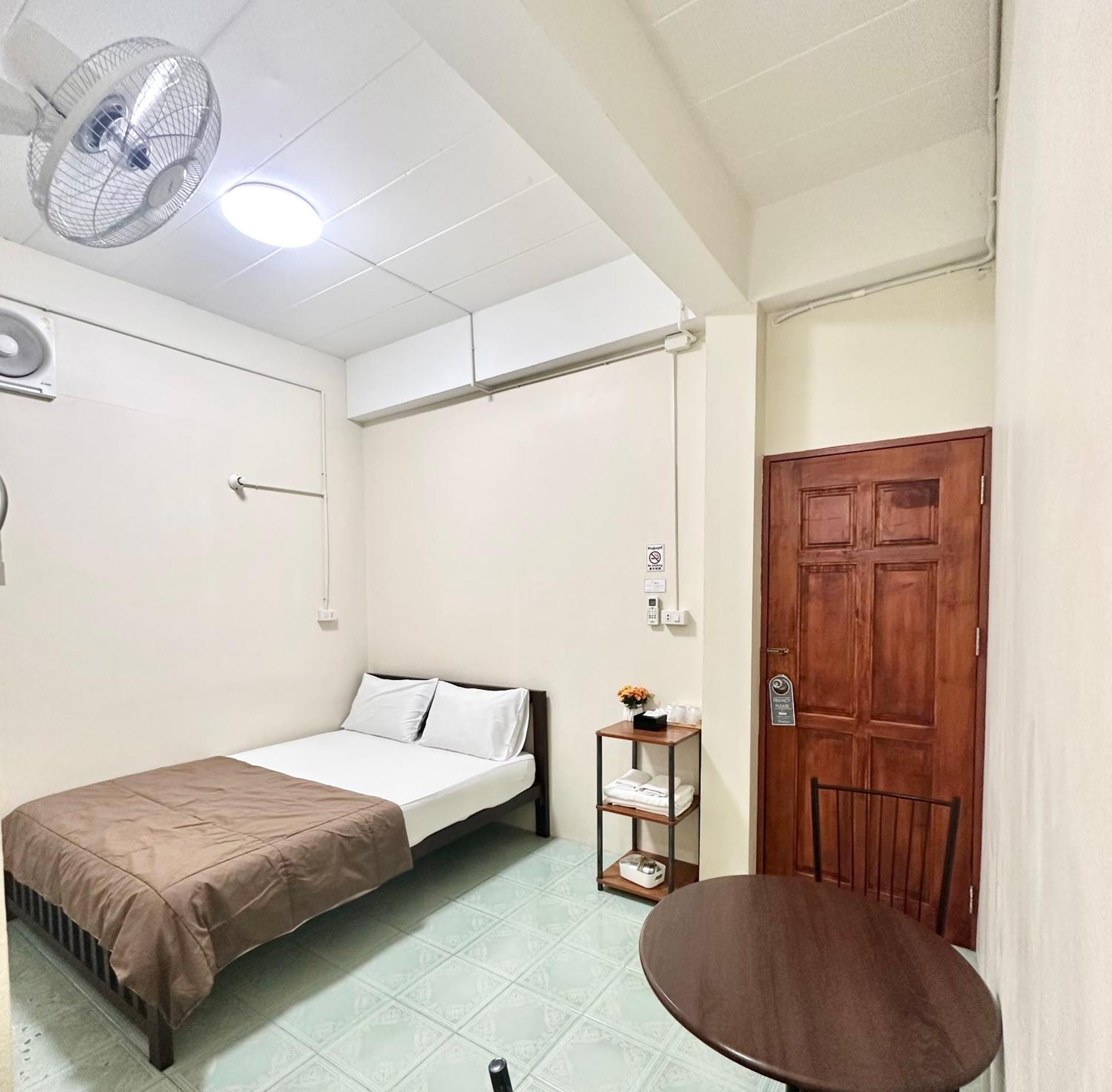 Pd Hostel Банкок Екстериор снимка